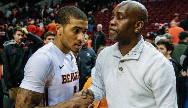 配合后腰的 配合后腰的